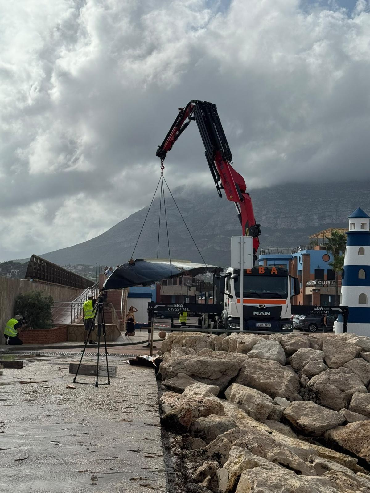 Las impactantes imágenes del velero destrozado en el Puerto de Dénia