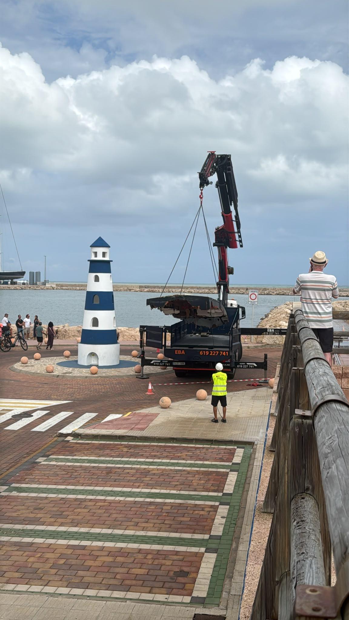 Las impactantes imágenes del velero destrozado en el Puerto de Dénia