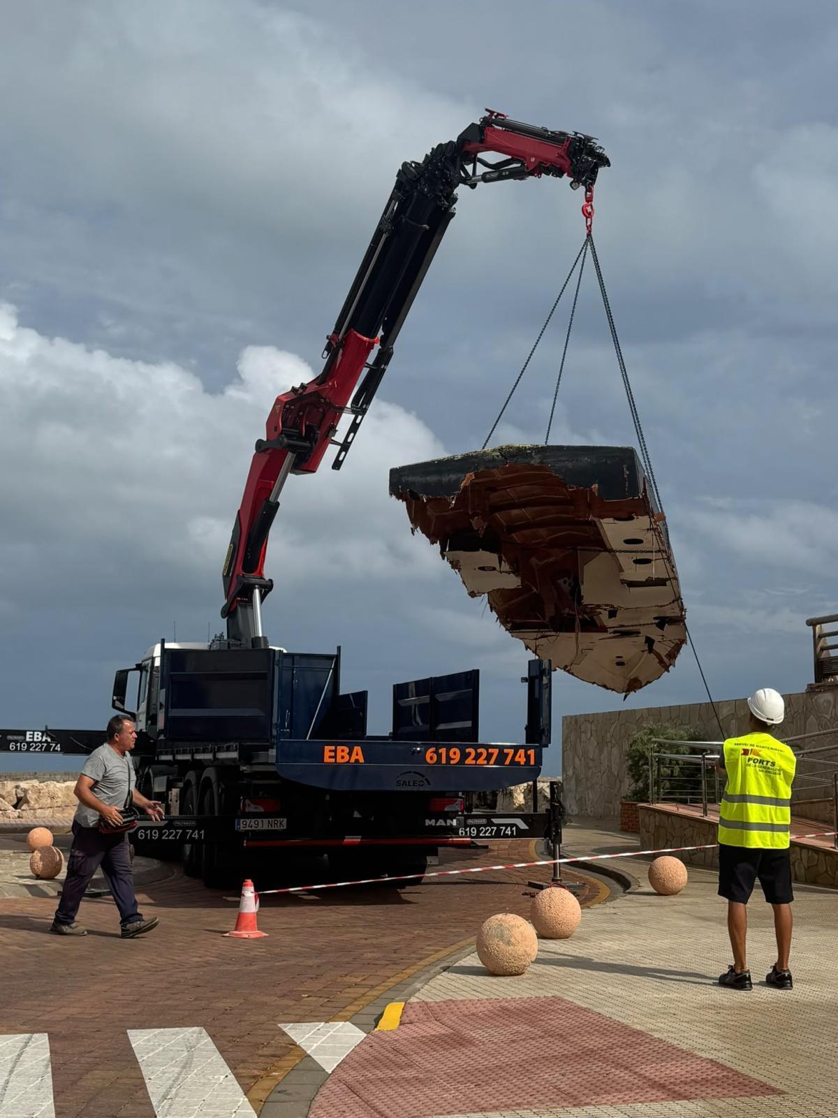 Las impactantes imágenes del velero destrozado en el Puerto de Dénia