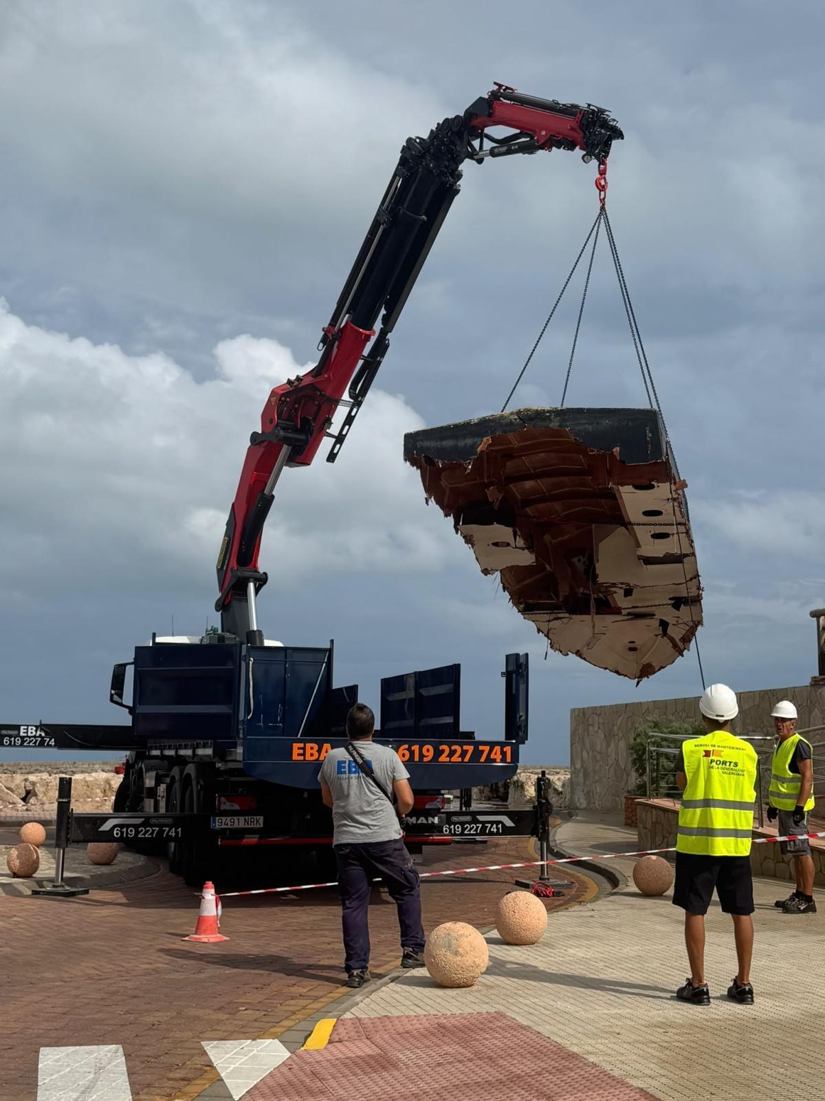 Las impactantes imágenes del velero destrozado en el Puerto de Dénia