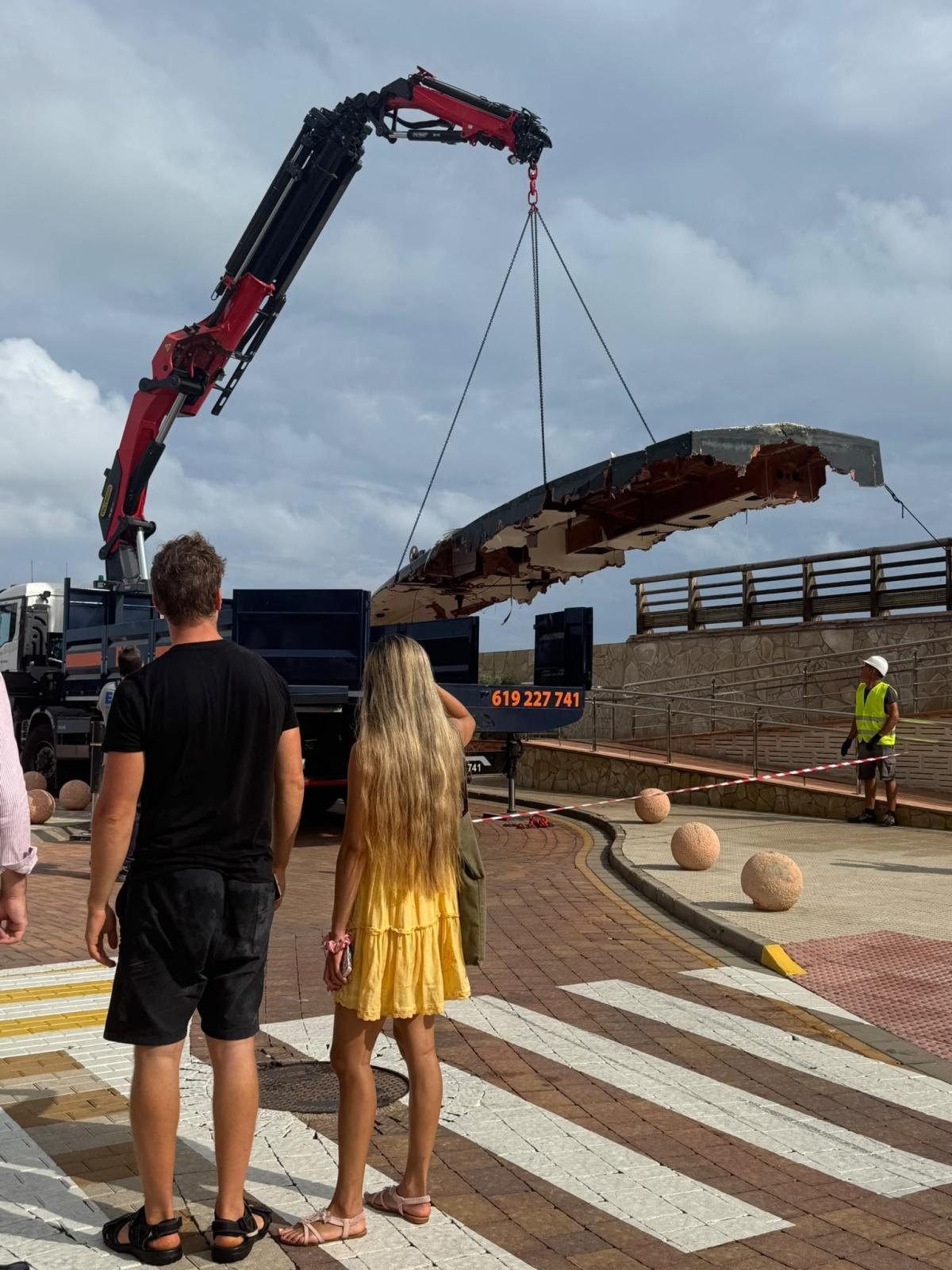 Las impactantes imágenes del velero destrozado en el Puerto de Dénia