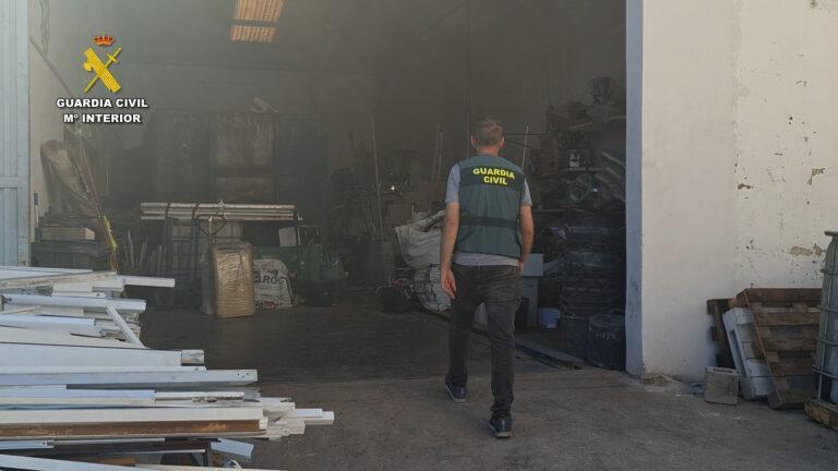 La Guardia Civil de Calp detiene a cuatro varones por sustraer material en naves en Altea
