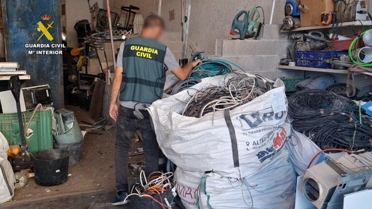 La Guardia Civil de Calp detiene a cuatro varones por sustraer material en naves en Altea