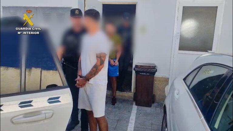 La Guardia Civil de Calp detiene a cuatro varones por sustraer material en naves en Altea La Guardia Civil de Calp detiene a cuatro varones por sustraer material en naves en Altea