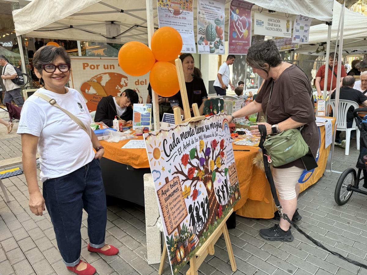 Dénia sale a la calle para dar voz a sus asociaciones y llenar la ciudad de solidaridad