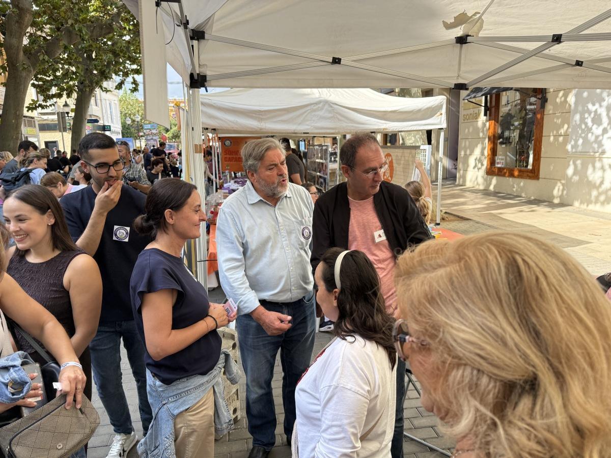 Dénia sale a la calle para dar voz a sus asociaciones y llenar la ciudad de solidaridad