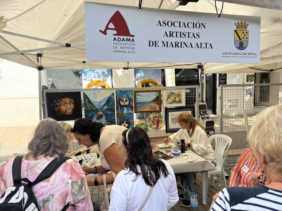 Dénia sale a la calle para dar voz a sus asociaciones y llenar la ciudad de solidaridad