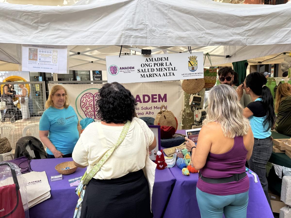 Dénia sale a la calle para dar voz a sus asociaciones y llenar la ciudad de solidaridad