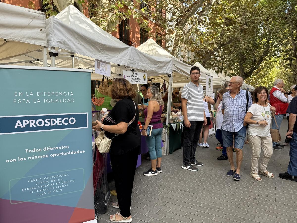 Dénia sale a la calle para dar voz a sus asociaciones y llenar la ciudad de solidaridad