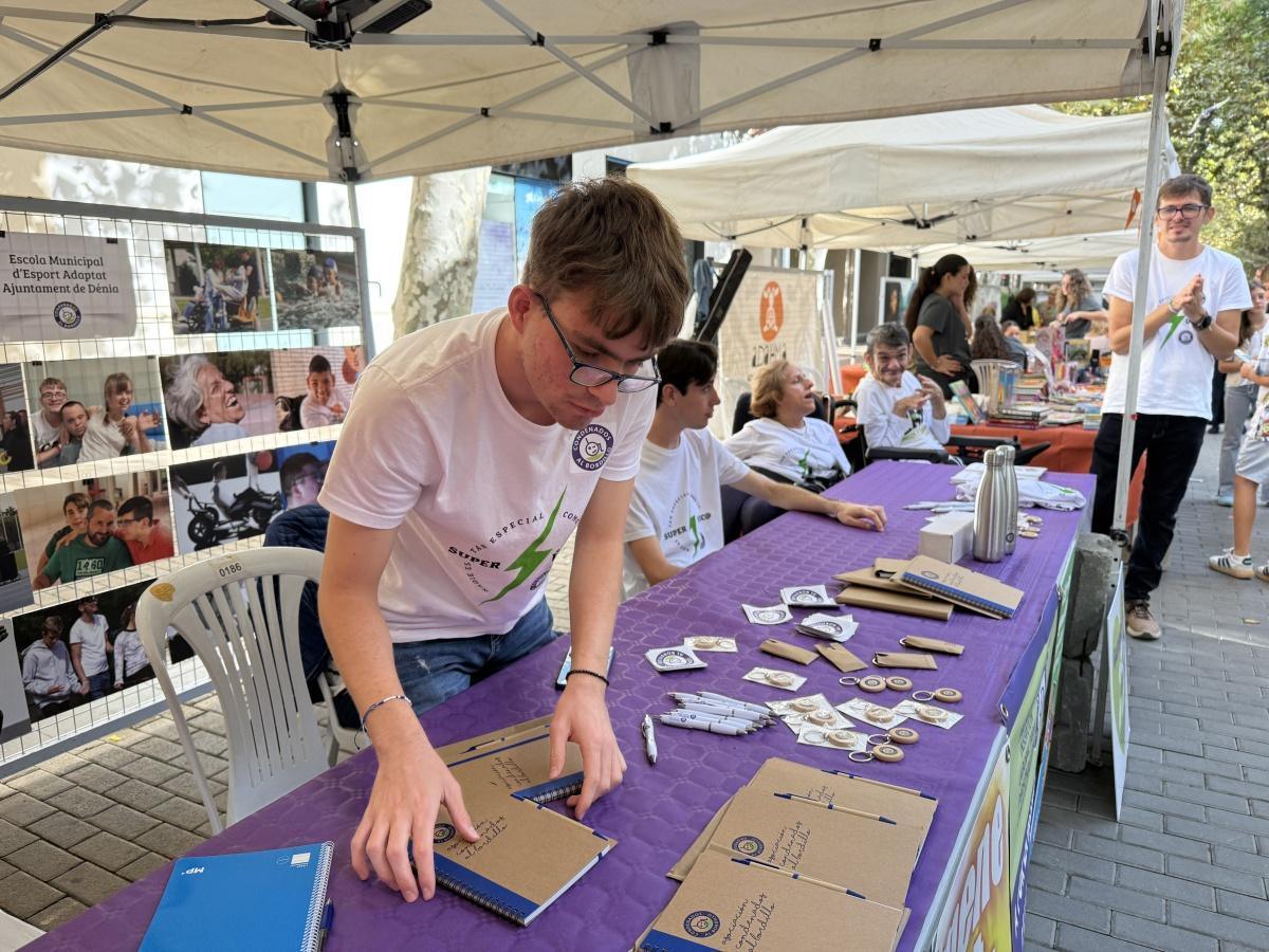 Dénia sale a la calle para dar voz a sus asociaciones y llenar la ciudad de solidaridad