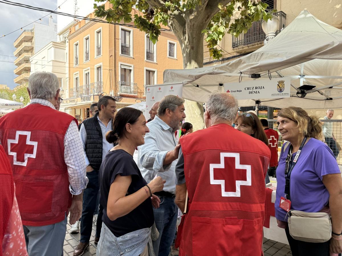 Dénia sale a la calle para dar voz a sus asociaciones y llenar la ciudad de solidaridad