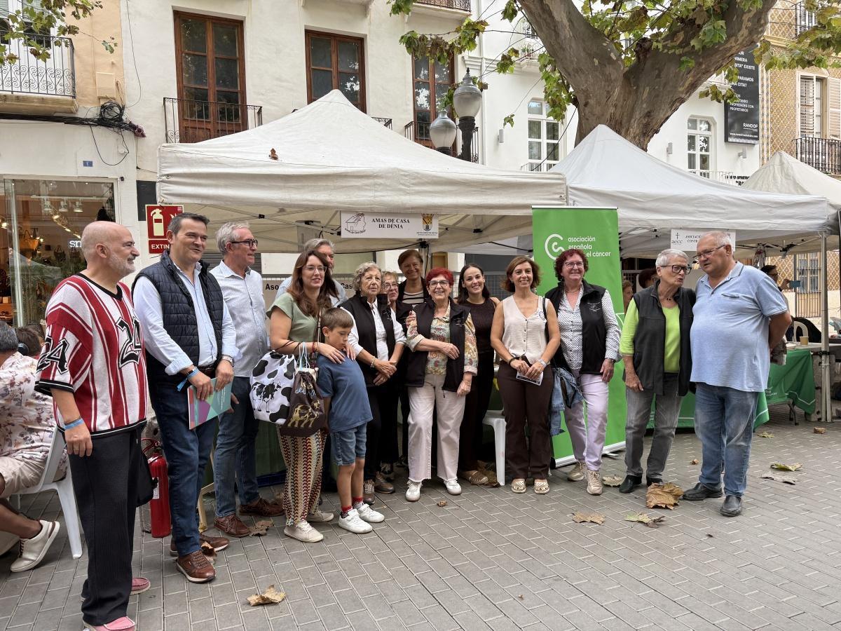 Dénia sale a la calle para dar voz a sus asociaciones y llenar la ciudad de solidaridad