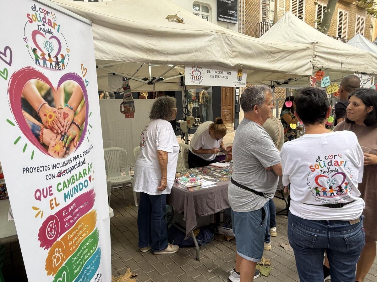 Dénia sale a la calle para dar voz a sus asociaciones y llenar la ciudad de solidaridad