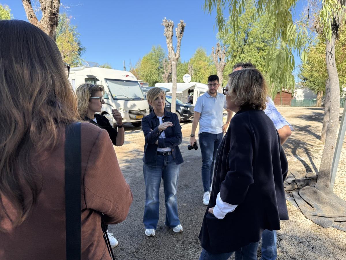 La consellera y la alcaldesa de Xàbia informan de las ayudas para los afectados por la DANA