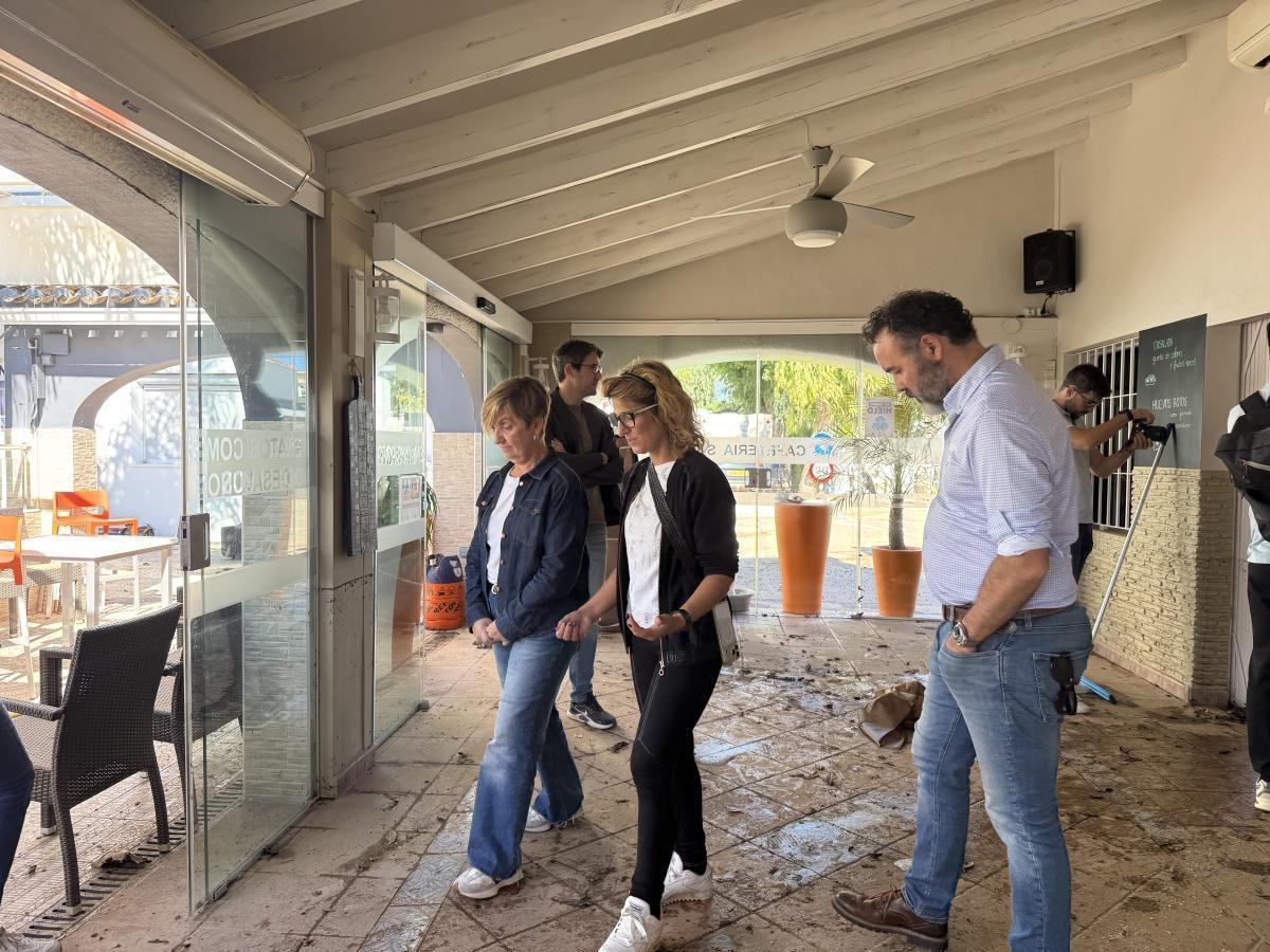 La consellera y la alcaldesa de Xàbia informan de las ayudas para los afectados por la DANA