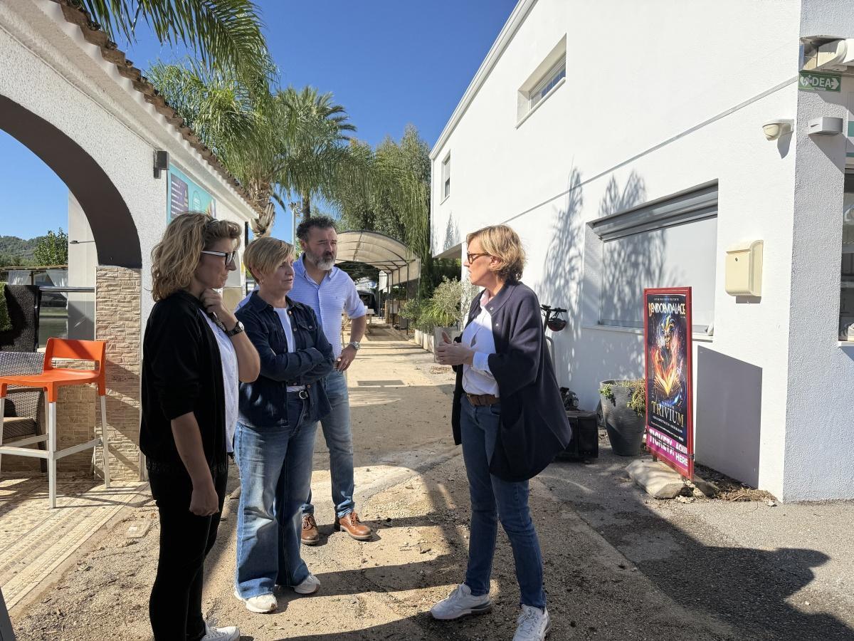 La consellera y la alcaldesa de Xàbia informan de las ayudas para los afectados por la DANA