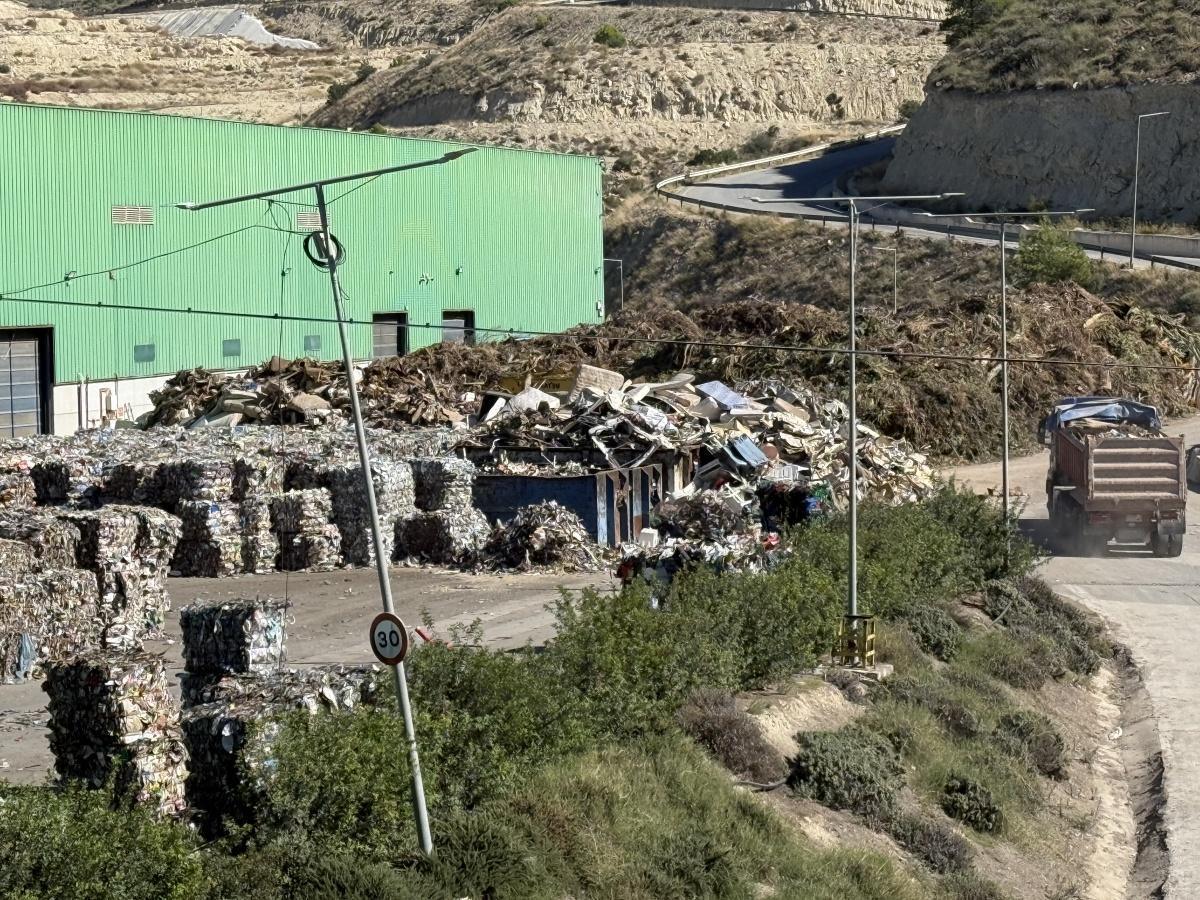 La basura de Adam en la Marina Alta llega hasta la planta del Campello