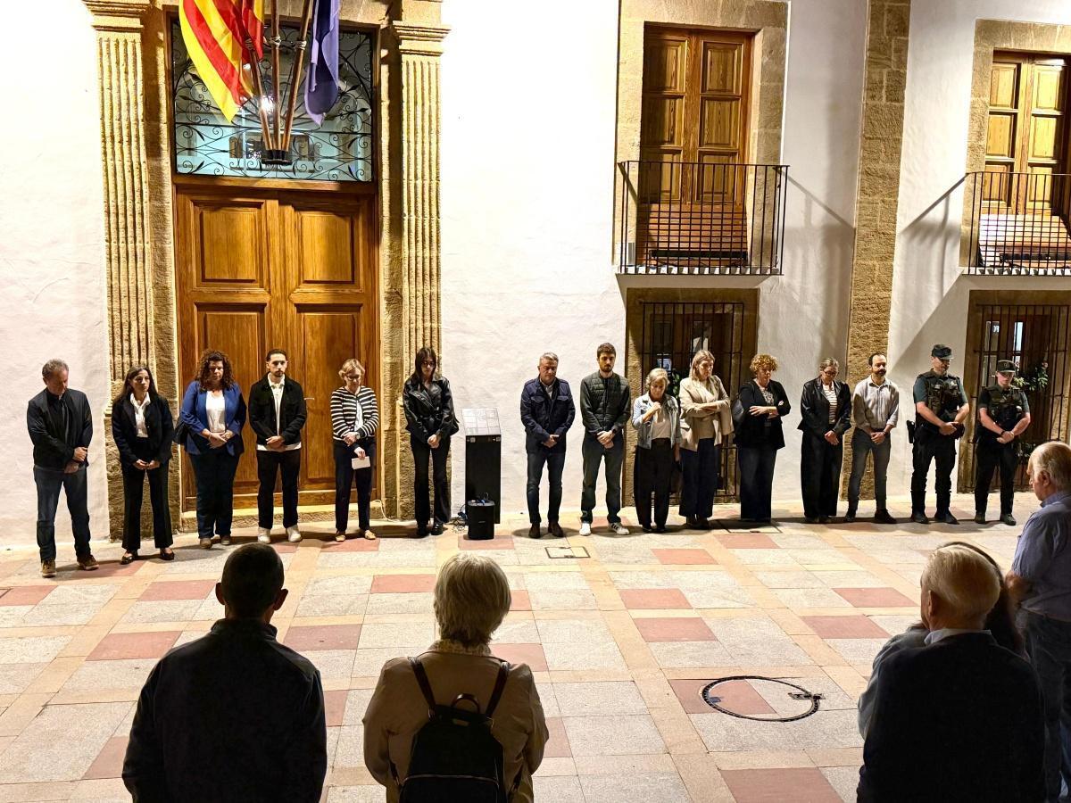 Un desgarrador minuto de silencio recorre la Marina Alta 