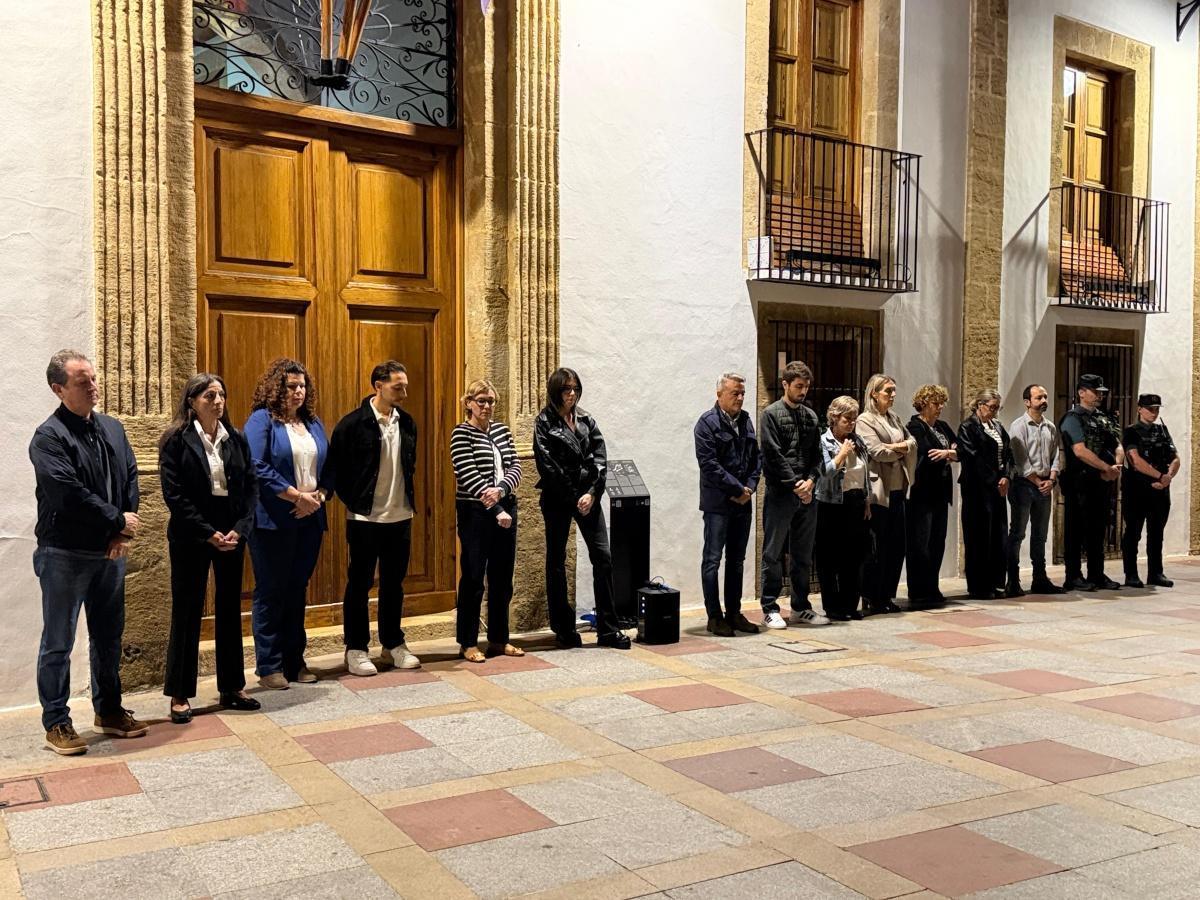 Un desgarrador minuto de silencio recorre la Marina Alta 