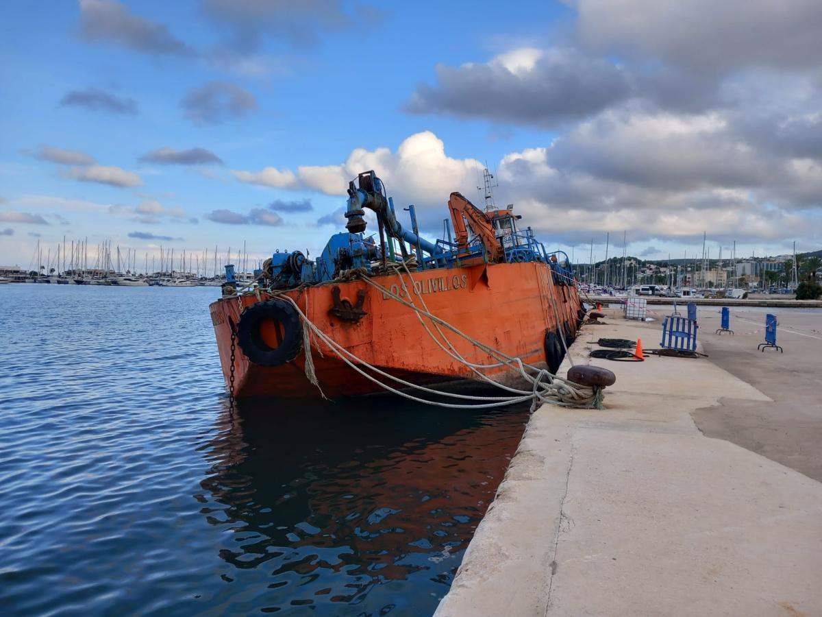 La Generalitat inicia el desguace de la draga abandonada en el puerto de Dénia