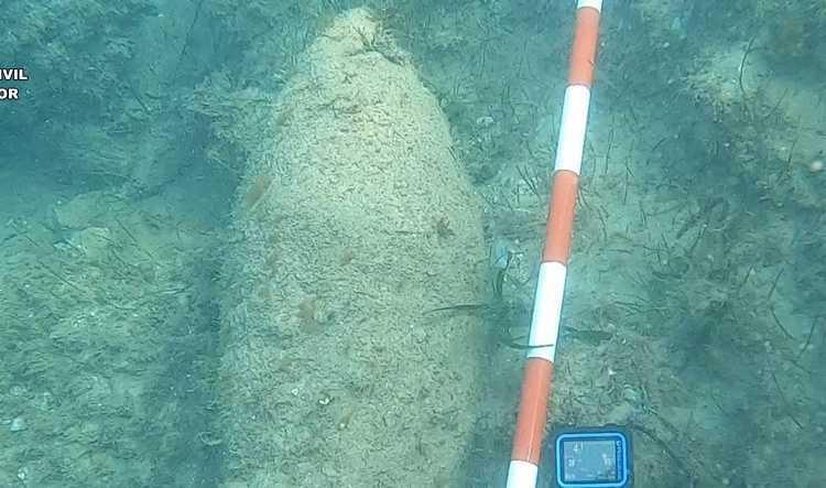 Buceadores de la Armada desactivan un proyectil de la Guerra Civil en la playa Albaranes de Dénia