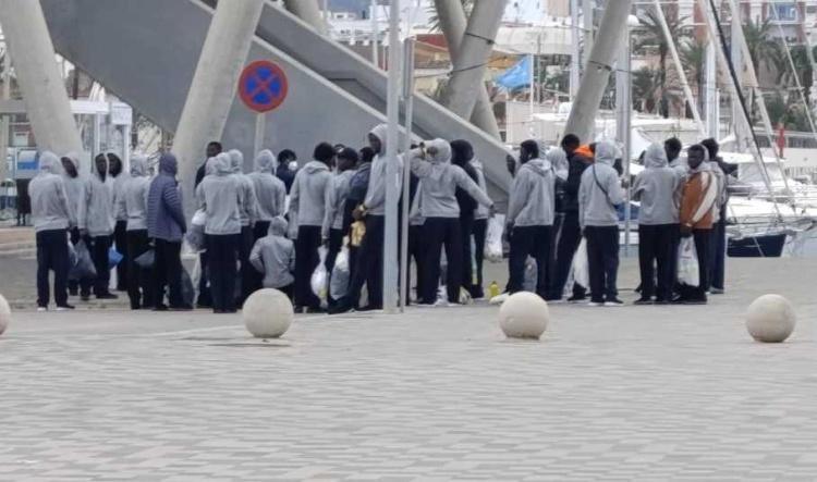 VOX Dénia muestra su preocupación por la llegada de inmigrantes en el ferry de Ibiza