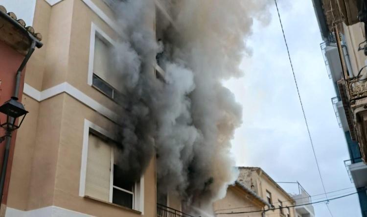 Desalojada una finca de la calle Pare Pere de Dénia por un incendio