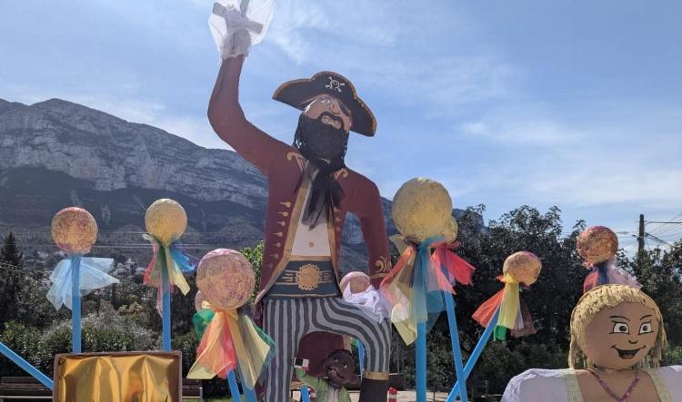 Los residentes de Santa Llúcia en Dénia se convierten en artistas falleros y preparan su propia falla