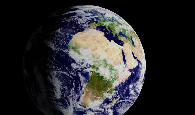 Dénia apaga sus luces para encender la conciencia ambiental