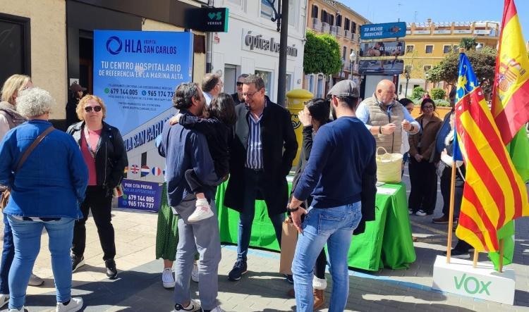 VOX despliega 40 mesas en Alicante para alertar del impacto del acuerdo con Mercosur