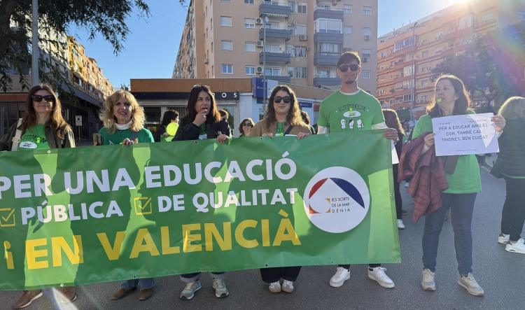 Casi un millar de personas se manifiestan por la Educación Pública en Dénia: más recursos y mejores condiciones