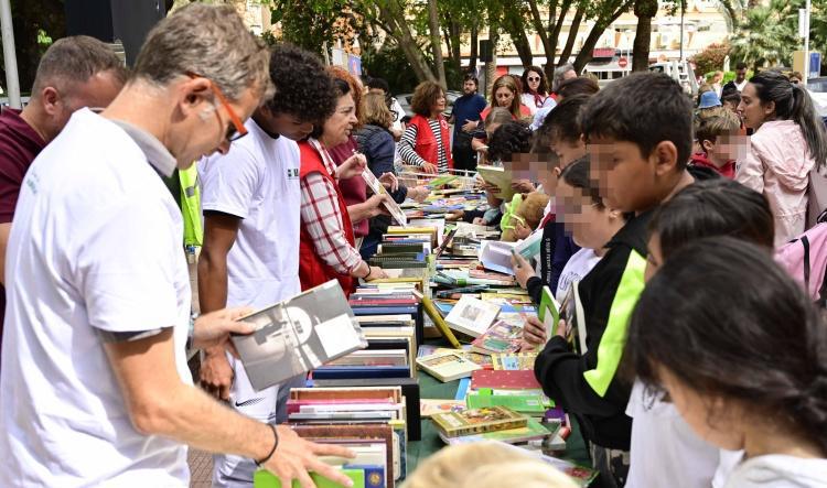 UNED Dénia celebra el Día del Libro con su campaña solidaria “1 libro x 1 kilo”