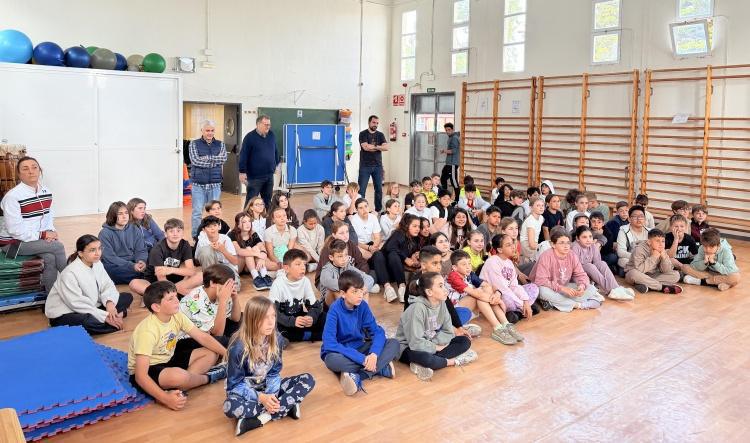 Una década de imaginación: Benitatxell celebra “La Mascota Contacontes” en el Día del Libro