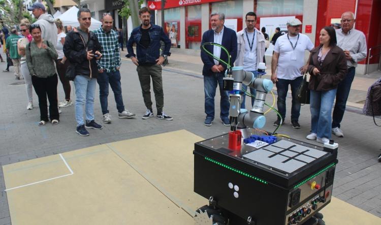 La Feria del Estudiantado toma el centro de Dénia y convierte sus calles en un escaparate de futuro