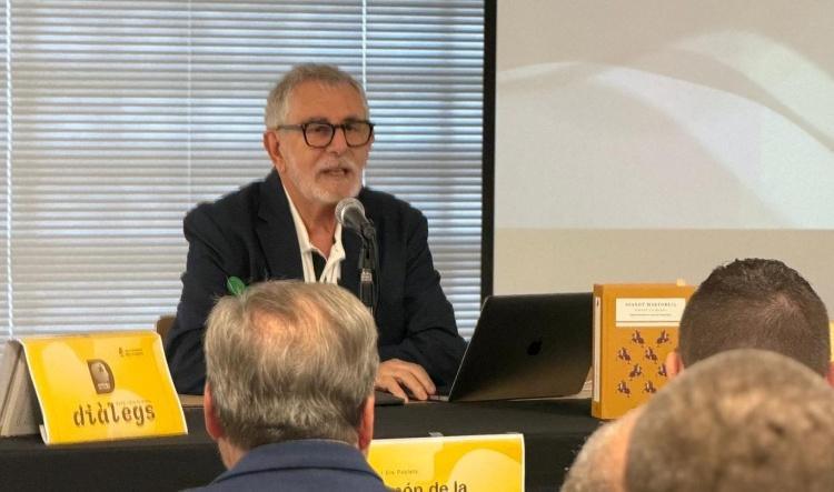 Tomàs Llopis dona veu a “Diàlegs” a Els Poblets amb una reflexió sobre la cavalleria i la societat actual