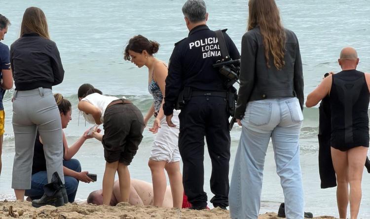 Rescatan a un bañista en apuros en la playa de las Marinas Dénia