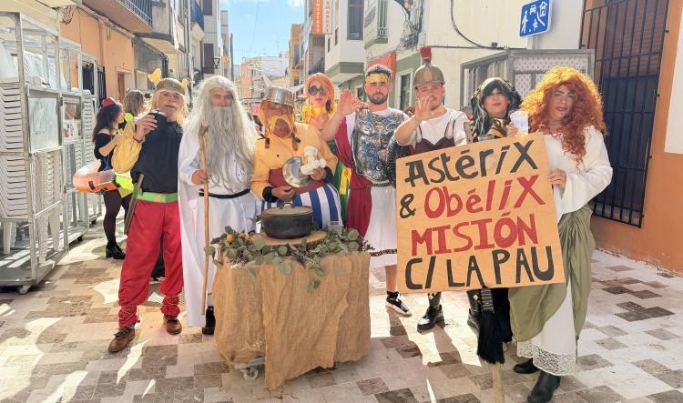 Astérix y Obélix triunfan en el desfile de disfraces de San Pancracio en Benitatxell