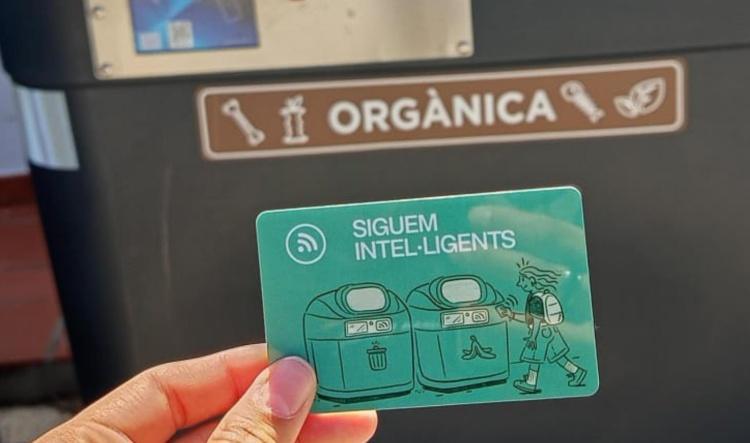 “Siguem intel·ligents” arranca en Benissa: nuevas tarjetas para abrir la puerta a los contenedores inteligentes