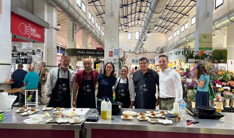 El Mercat de Dénia conmemora 71 años entre fogones con Belén Escrivà y la prensa