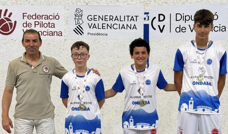 Arnau Montilla, Àlex Chaves i Aleix Contrí toquen cel de la pilota valenciana a Ondara