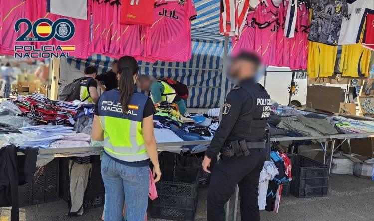 Detenidas doce personas por venta ambulante de falsificaciones en un mercadillo de Dénia 