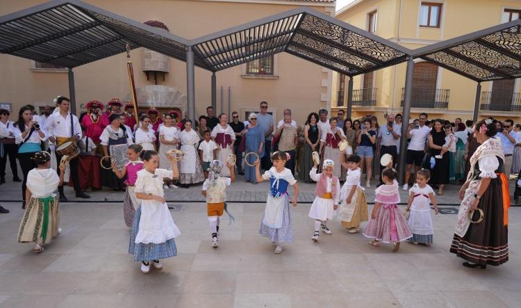 Ondara manté viva la tradició del Corpus amb una multitudinària exhibició de danses populars