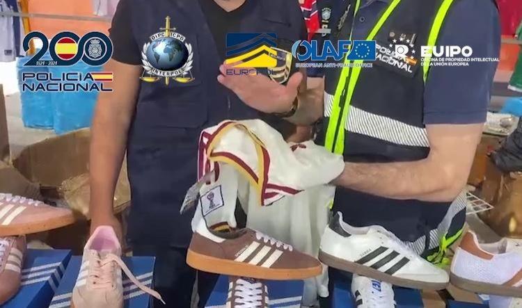 Intervenidas, en Dénia y otros puntos, más de 16 toneladas de equipaciones falsificadas para el Mundial