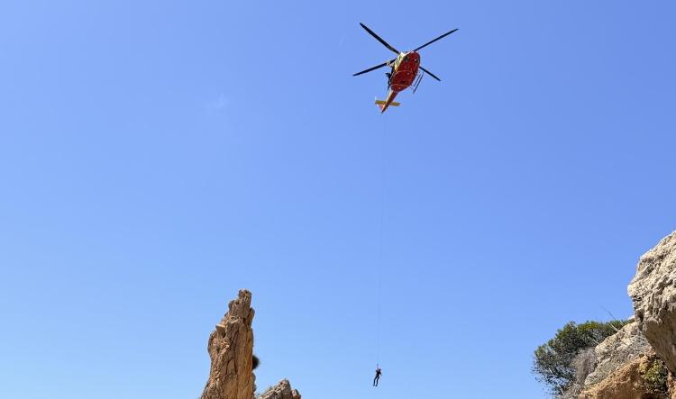 Benitatxell pone a prueba sus protocolos de emergencia con un simulacro de rescate en la cala del Moraig