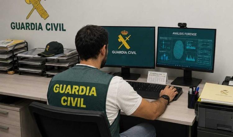 Los integrantes de una red que estafó más de 330.000 € a empresas pasan por los juzgados de Dénia