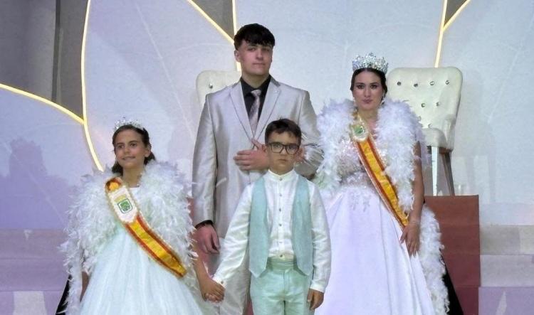 Calp se viste de gala para coronar a sus nuevas reinas