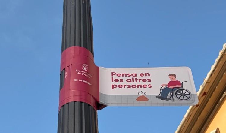 Una botella de agua y una bolsa: el mensaje de Dénia a quienes pasean a sus perros
