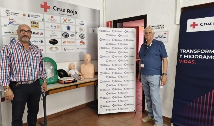 El hospital HLA San Carlos dona un DESA y dos maniquíes de RCP a Cruz Roja Dénia para reforzar la formación en emergencias