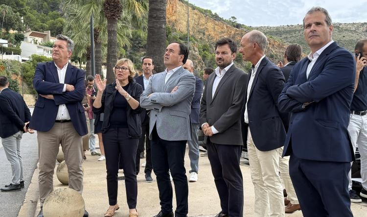 Pérez Llorca visita las obras del Puerto de Xàbia