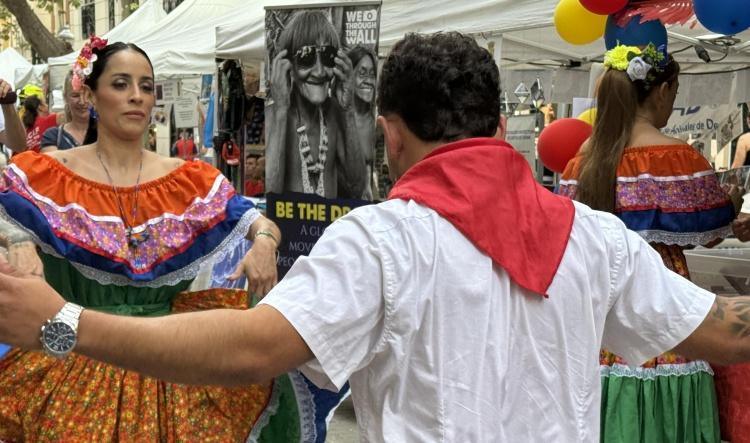 Dénia sale a la calle para dar voz a sus asociaciones y llenar la ciudad de solidaridad